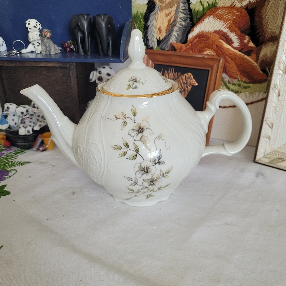 Vintage "Blossom" Teapot by Bernadotte Czechoslovakia Set Of 4 Gold Rim